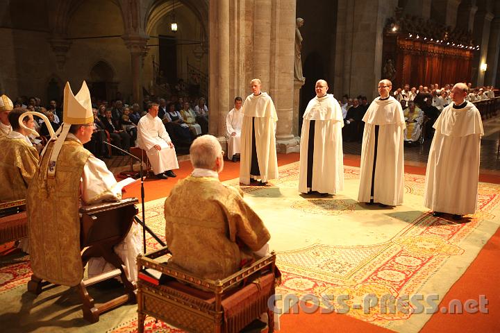 2011.08.15_15.37.29.jpg - Abt Maximilian Heim gibt der Kandidaten bei seiner Predigt die letzten Tipps vor ihren "ewigen Gelübte".