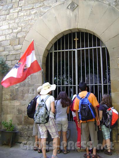 2011.08.12_09.57.20.jpg - Die österreichische Fahne begleitet uns auf Schritt und Tritt: hier vor der St.Anna Kirche in Barcelona.