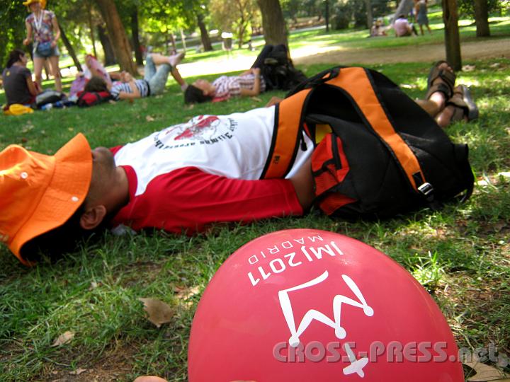 2011.08.18_17.44.34.jpg - Im Parque del Retiro in Madrid hielten viele WJT-Pilger Siesta.