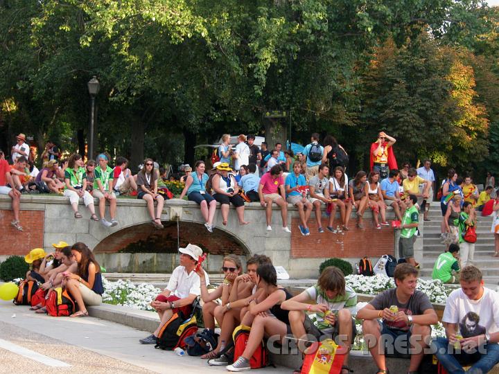 2011.08.18_20.13.36.jpg - Jede Brücke, jeder Randstein, alles zum Sitzen Verwendbare, war im Parque del Retiro besetzt.