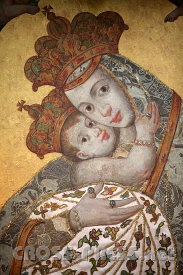 2011.11.13_16.10.50.jpg - Liebevolle Mutter, Maria mit dem Christkind, am Gnadenbild von Maria Roggendorf.