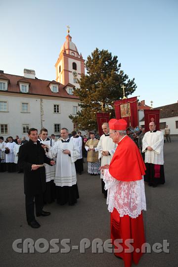 2011.11.13_16.32.46.jpg - Kardinal Meisner wurde vor der Basilika von den Gemeindevertretern der Umgebung begrüßt.