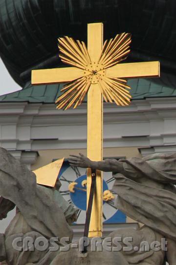 2012.04.07_17.16.02.jpg - Trotz trüben Wetters am Karsamstag strahlt das goldene Kreuz auf der Mariensäule im Stiftshof.