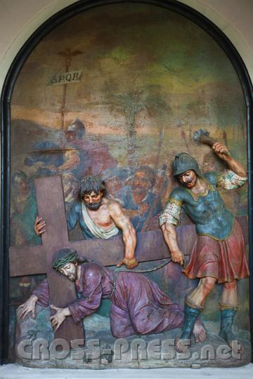 2012.04.05_08.15.29.jpg - Jesus fällt unter dem Kreuz. Relief in der gleichnamigen Kapelle am Kreuzweg neben dem Stift.
