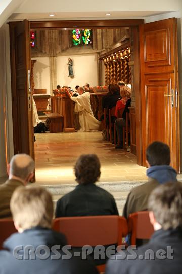 2012.04.05_12.15.55.jpg - Am Gründonnerstag fand das Chorgebet zum letzten Mal in der ständig "übervölkerten" Bernardi-Kapelle statt. Solange es in der Stiftskirche warm genug ist, wird es dort abgehalten.