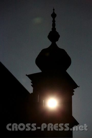 2012.04.07_00.06.33.jpg - Mondschein durch den Glockenturm der Krankenkapelle.