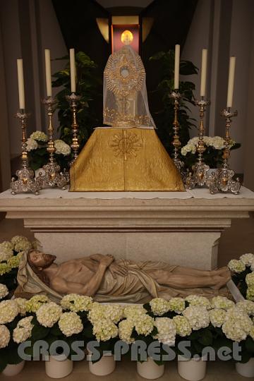 2012.04.07_00.35.08.jpg - Jesu Brot und Jesu Grab in der Kreuzkirche.