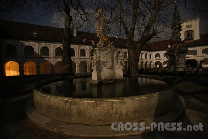 2012.04.07_00.54.59.jpg - Nächtlich beleuchteter Brunnen im Stiftshof.