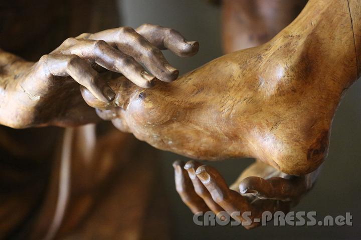 2012.04.08_11.08.56.jpg - Detail der Skulptur der Fußwaschung Jesu an Petrus im Kreuzgang des Stiftes.