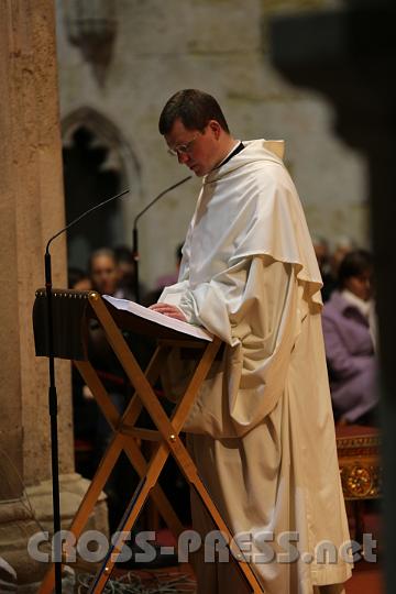 2012.04.04_20.32.56.jpg - P.Johannes Paul Chavanne liest Passionsstellen aus Evangelium nach Markus.