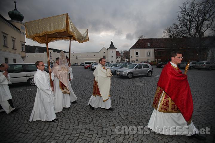 2012.04.06_19.12.27.jpg - Im Anschluss an die Liturgie wird das Sakrament des Altares in einer Prozession zur Kreuzkirche getragen.