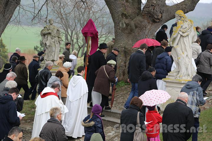 2012.04.06_14.44.26.jpg - Trotz nieselnden Regens machten sich viele Menschen mit auf den Kreuzweg Jesu.