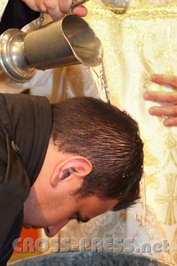 2012.04.07_22.56.08.jpg - Josef Johannes, ein 19-jÃ¤hriger  aus KÃ¤rnten, wurde traditiongemÃ¤Ã in der Osternacht getauft. Die Taufe vollzogen Pfarrer P.Pio und P.Bernhard, Altpfarrer von Heiligenkreuz.