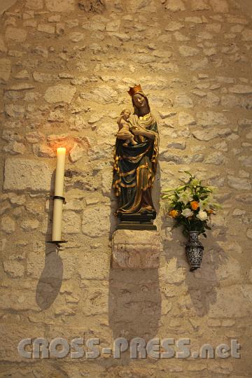2012.04.08_00.33.46.jpg - Auch Mutter Maria im Kreuzgang bekam zu Ostern frische Blumen und eine neue Kerze. :)