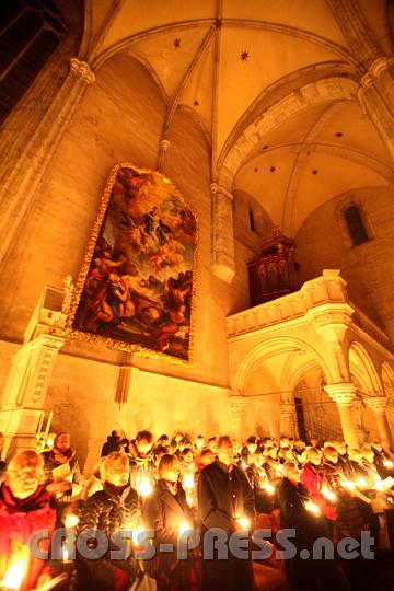 2012.04.07_22.20.32.jpg - Herrliche Beleuchtung der Stiftsirche, die von den Kerzen der Teilnehmer ausging, entzündet an der Osterkerze.