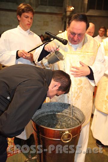 2012.04.07_22.56.06.jpg - Josef Johannes, ein 19-jähriger Wiener, wurde traditionsgemäß in der Osternacht getauft. Die Taufe vollzogen Pfarrer P.Pio und Altpfarrer P.Bernhard.