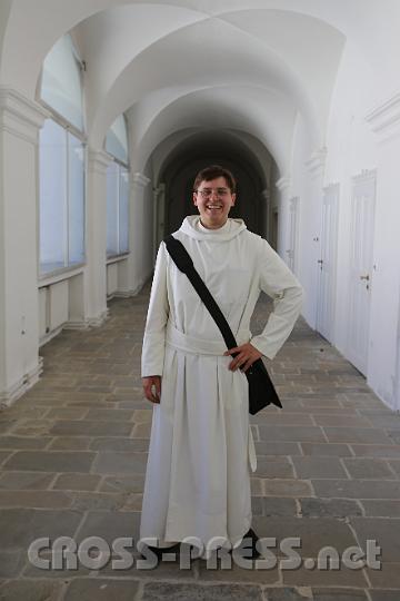 2012.04.27_14.56.12.jpg - Frater Konrad Ludwig schaut wie ein Diakon mit schwrazem Gurt aus.  ;)