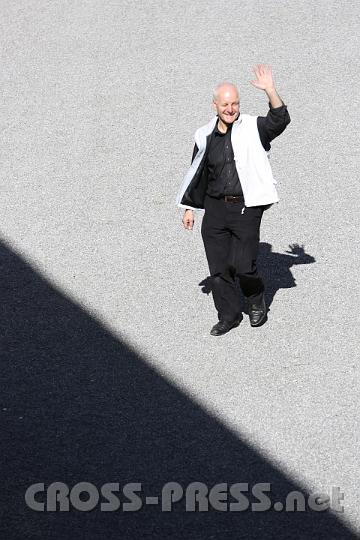 2012.04.27_15.37.40.jpg - Bernhard Grimm, Moderator und Techniker bei Radio Maria, trägt bei den Zisterziensern passend schwarz-weiß. :)