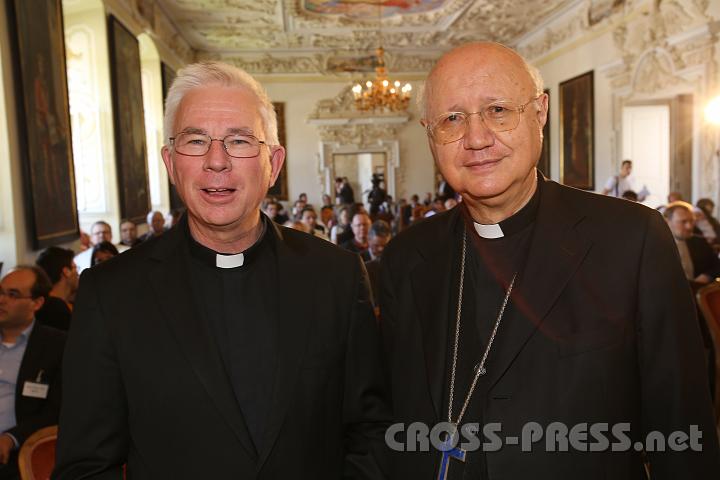 2012.04.27_14.06.38.jpg - Weihbischof Lackner mit Erzbischof Celli.