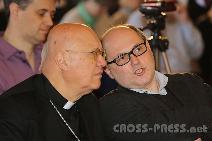 2012.04.28_08.39.45.jpg - Dem Erzbischof Claudio Celli steht als Dolmetscher katholischer Blogger Georg Schimmerl zur Seite.