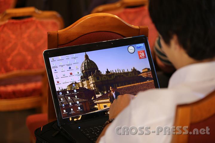 2012.04.28_09.17.35.jpg - Was trägt man so auf seinem Desktop bei einer katholischen Tagung ?   Petersdom, natürlich.   ;)