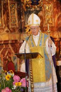 JungFamilienTreffen 2012 Diözesanbischof Kapellari spricht bei seiner Predigt über den Wert der Familie und die Weihe an die Gottesmutter.