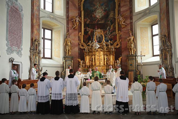 2012.07.18_12.00.23.jpg - Hl.Messe mit Altabt Gregor in der Pöllauer Pfarrkirche.