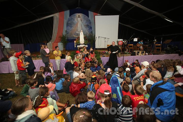 2012.07.19_19.14.36.jpg - Nach dem Lobpreis leitet P.Josef Kranzl das Abendgebet der Kinder mittels Megaphon.