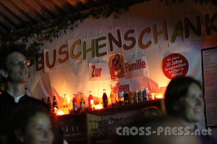 2012.07.19_21.05.05.jpg - Die Buschenschank "Zur Heiligen Familie" ist eine "Trademark" der Pöllauer Treffen.  :)