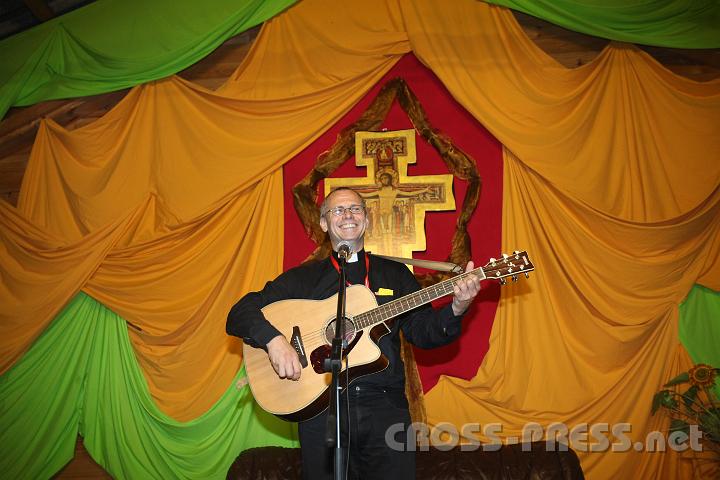 2012.07.19_21.15.57_01.jpg - Pfarrer Roger Ibounigg singt und spielt seine "Pöllauer Hymne", die er selbst schrieb und komponierte.