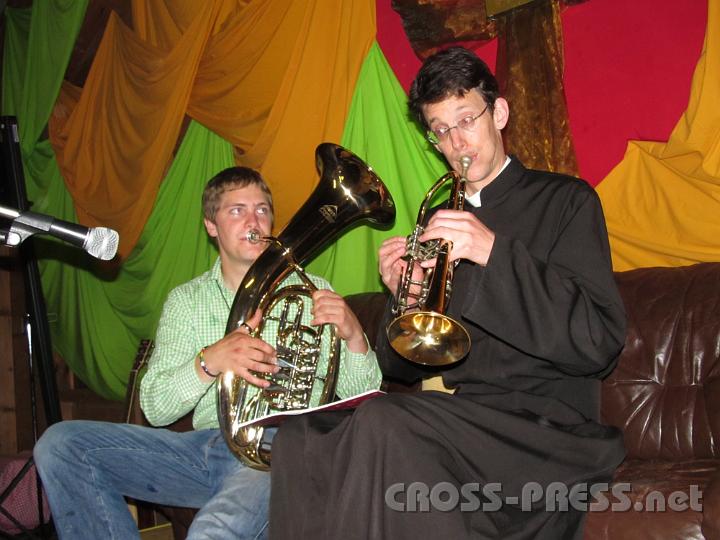 2012.07.19_21.25.22.jpg - Noch eine unbekannte Seite von P.Florian kommt zum Vorschein: er spielt Trompete!
