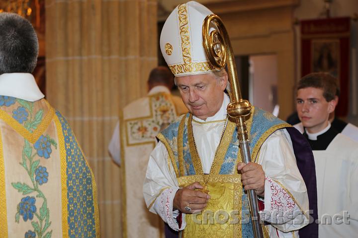 2012.07.21_11.32.05.jpg - Bischof Egon Kapellari beim Einzug.