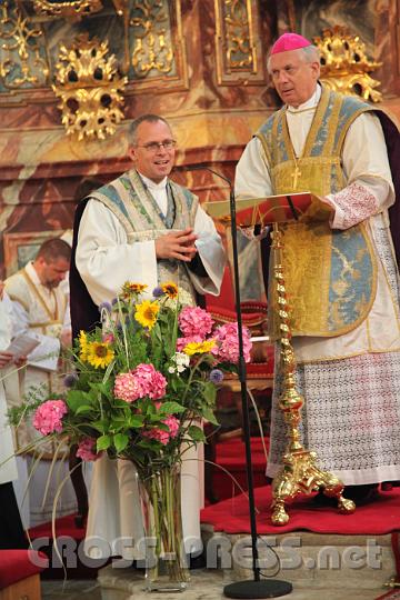 2012.07.21_11.35.55.jpg - Pfarrer Roger Ibounigg begrüßt Diözesanbischof Egon Kapellari.