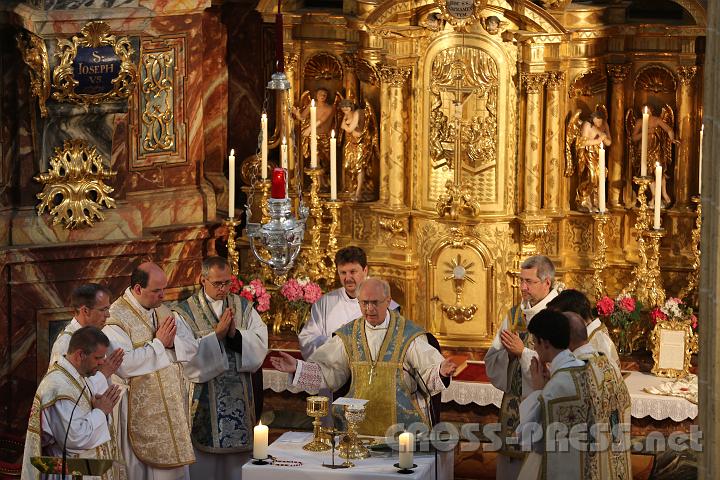 2012.07.21_12.06.14.jpg - Diözesanbischof Kapellari beim Friedensgruß.