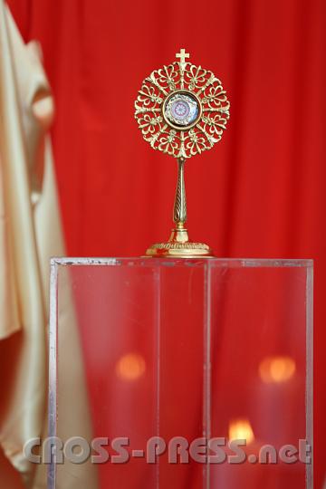 2012.07.21_17.59.06.jpg - Die Reliquie des seligen Johannes Paul II. stand im Anbetungszelt unterhalb des Altarsakramentes.