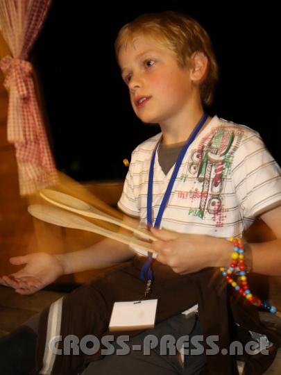 2012.07.21_21.53.01.jpg - Kochlöffel als "Percussion" - Instrument zur steirischen Volksmusik, perfekt beherrscht von einem Steirer Teilnehmerbuben.  :)
