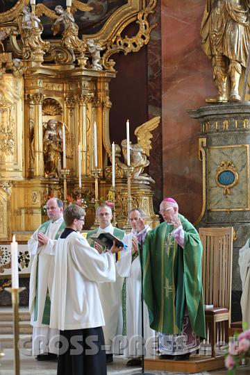 2012.07.22_11.53.57.jpg - Familienbischof Küng eröffnet die Abschlussmesse des 10. JUFa-Treffens in der Pöllauer Pfarrkirche.