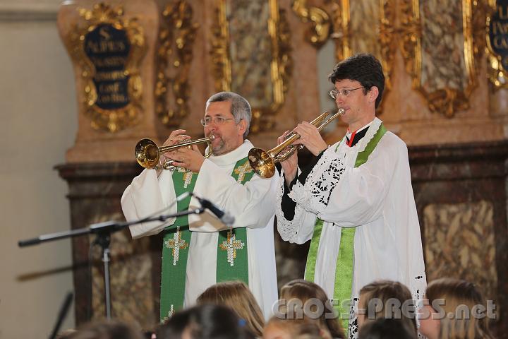 2012.07.22_12.56.28.jpg - Zwei sehr musikalische Priester.  :)