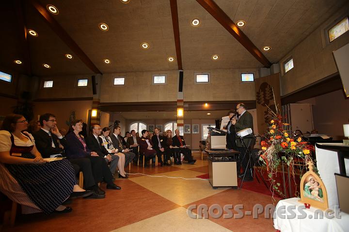 2012.11.18_14.42.01.jpg - Die Sendungsfeier der 9 Familientrainer - Ehepaare fand in der Pfarre St. Claret - Ziegelhof statt.