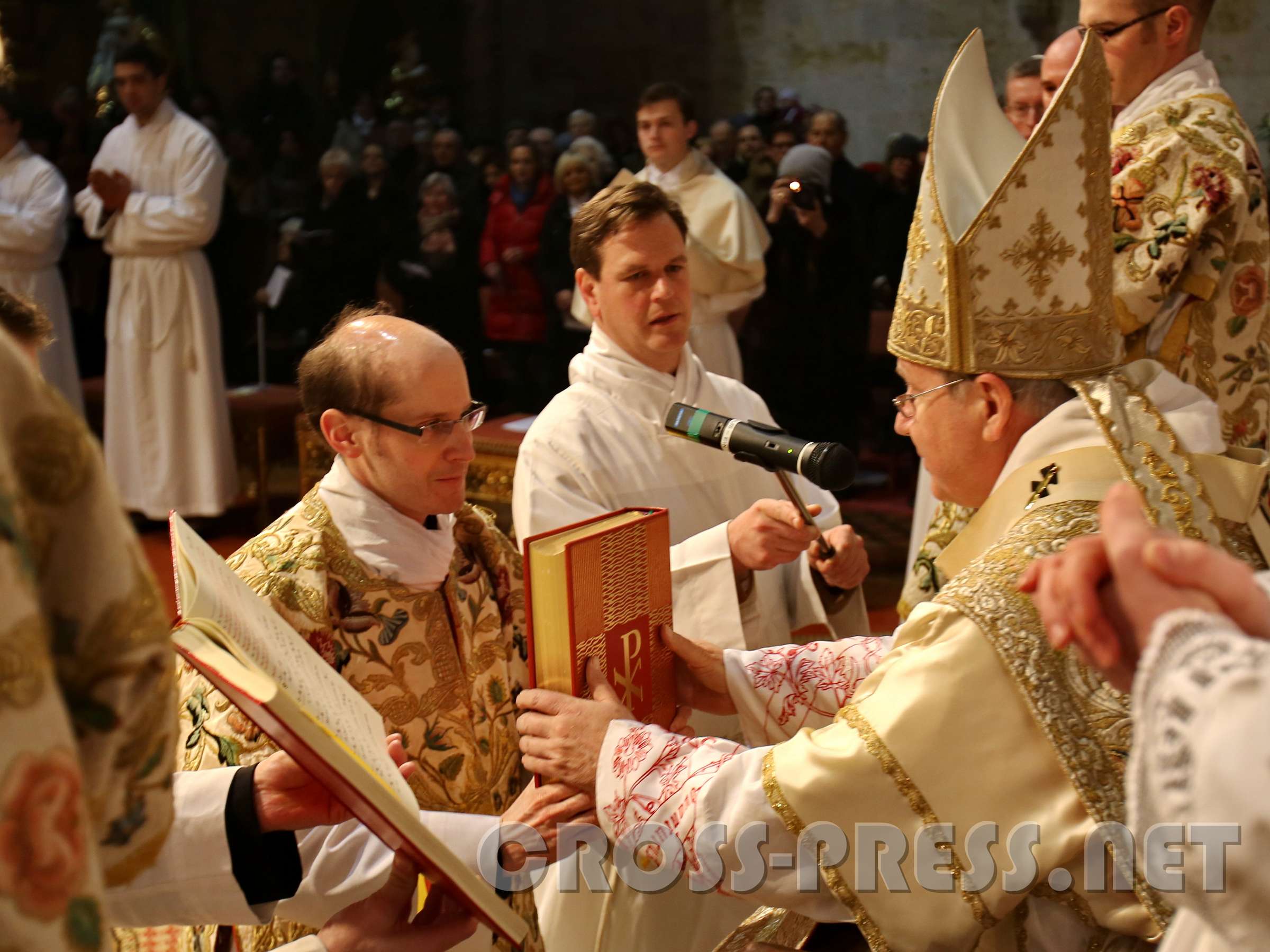 PriesterWeihe P.Johannes Paul und DiakonWeihe P.Kilian Kardinal Schönborn überreicht P.Kilian das Evangeliar: eine seiner Hauptaufgaben ist es, das Evangelium zu verkünden.