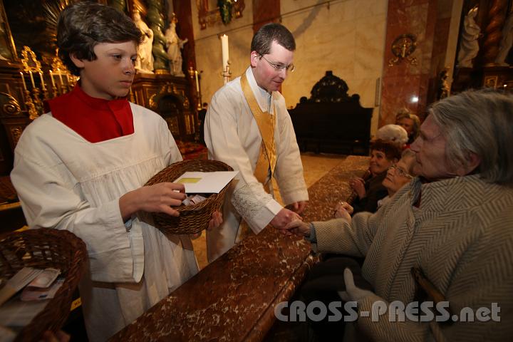 2013.04.14_13.27.15.jpg - "Ich bin 93 Jahre alt und ich habe hier schon vieles erlebt. Danke, dass Sie Priester geworden sind."