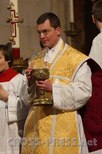 2013.04.14_12.26.42.jpg - P.Johannes Paul spendet die hl. Kommunion.