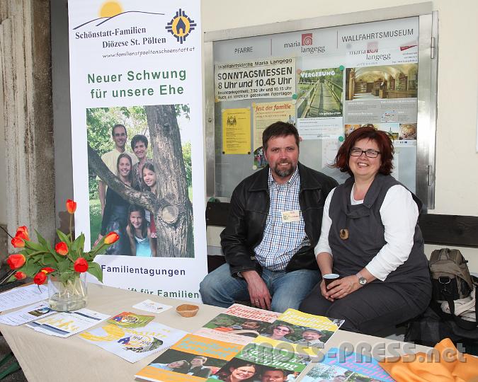 2013.05.04_14.37.32.jpg - Ingrid und Alois Neuhauser stellen die Schönstattbewegung vor.