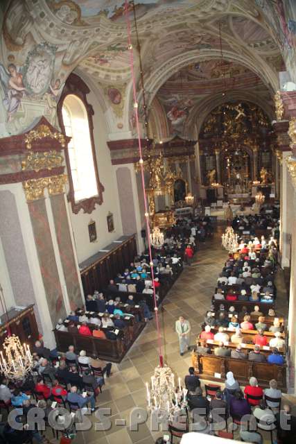 2013.09.21_15.28.10.jpg - Die geräumige Basilika war schon bei der Anbetung voll  besetzt.  Zur Hl.Messe kamen noch viele Menschen dazu.