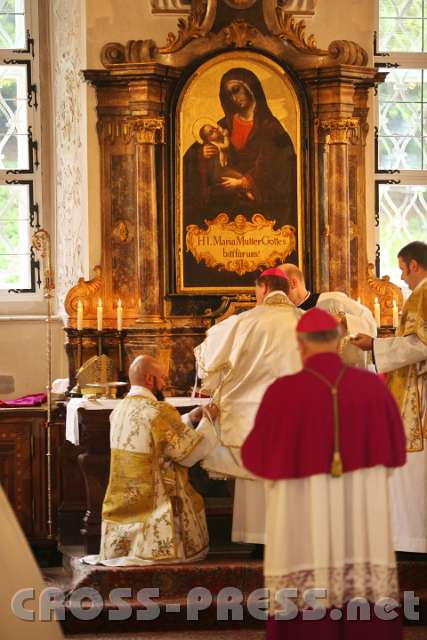 2013.10.06_14.55.49.jpg - In der Sakristei beim Ankleiden der Zelebranten für den Gottesdienst.