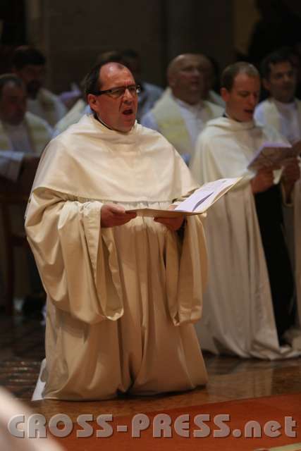 2013.10.06_15.49.59.jpg - Prior und Stiftspfarrer Pater Simeon Wester singt die Allerheiligenlitanei vor.