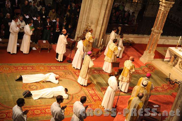 2013.10.06_16.01.18.jpg - Im Rahmen der Weihehandlung innerhalb der Heiligen Messe legen sich die Kandidaten vor dem Altar auf den Boden. Dies geschieht zum Zeichen, dass sie sich ganz Gott übereignen wollen.