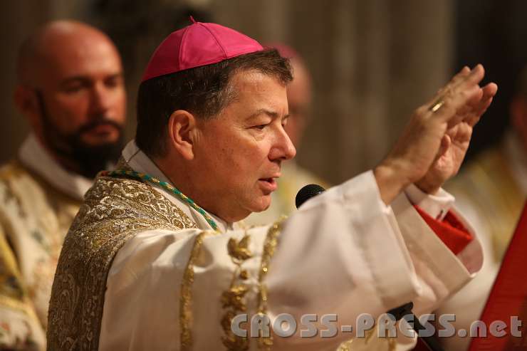 2013.10.06_16.14.29.jpg - Bischof Camino ruft den Heiligen Geist über die Weihekandidaten.