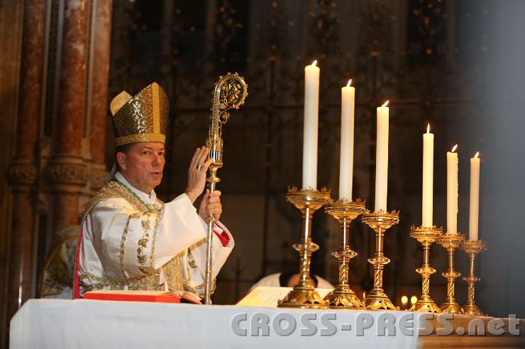 2013.10.06_17.26.43.jpg - Bischof Juan Antonio Martinez Camino erteilt den Schluss-Segen.