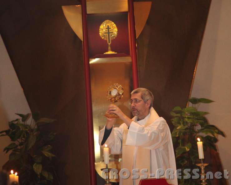 2014.01.18_15.56.59.01.jpg - Andreas Schätzle spendet den Eucharistischen Segen.
